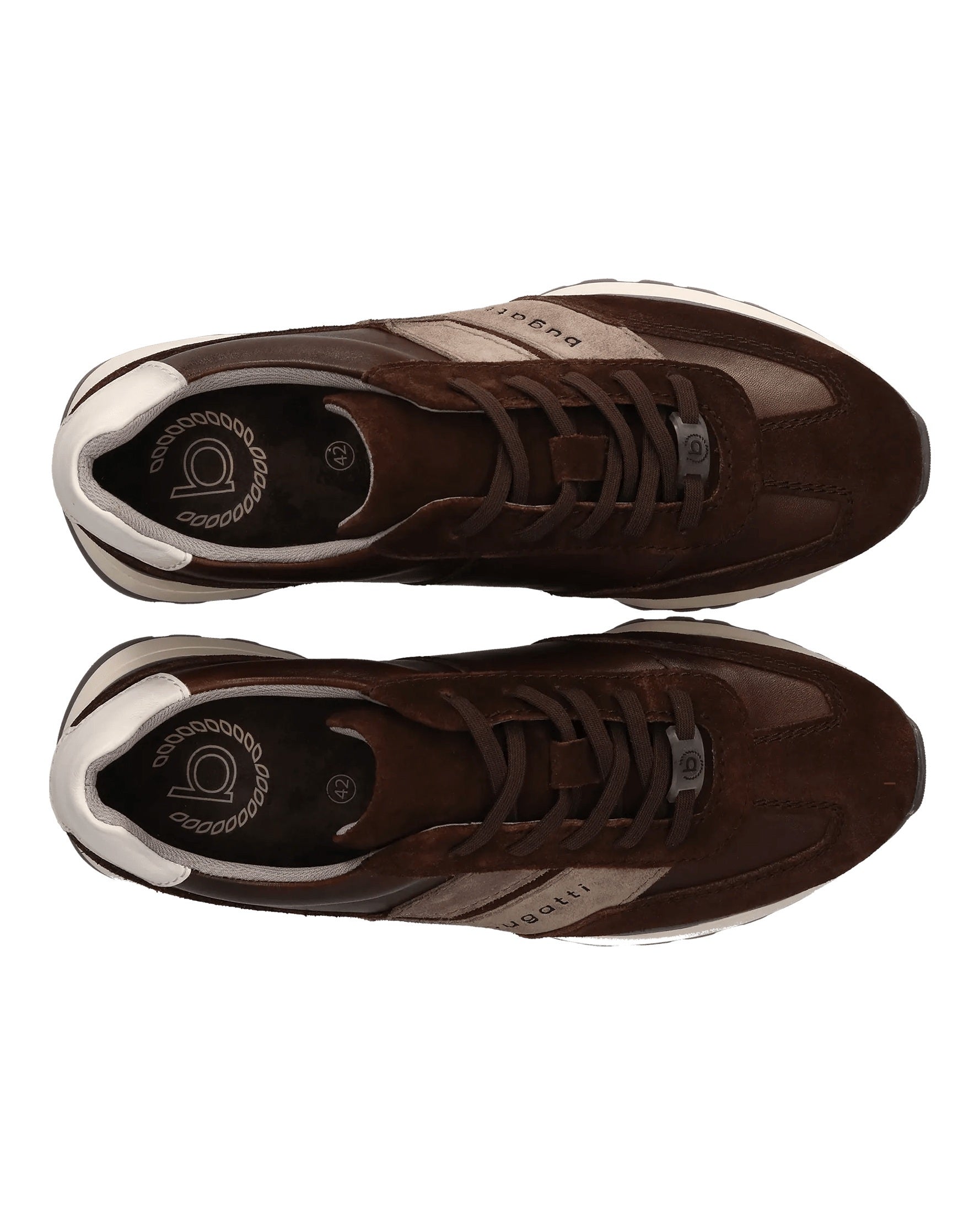 Sneaker marrone in camoscio – vista dall'alto